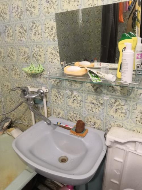 Как из старой ванной комнаты, которая уже давно не видела ремонта. 02