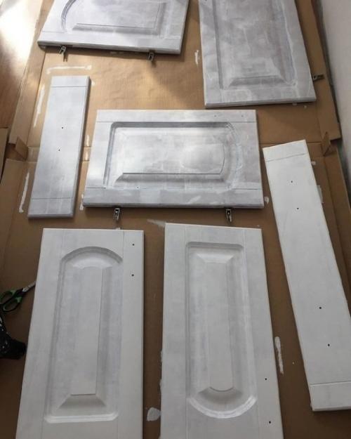 Когда кухонный гарнитур в отличном состоянии, но вот внешне уже устарел, то не обязательно его выбрасывать. 03