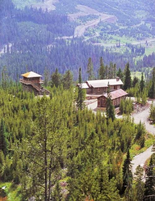 Возведенная из плоских уложенных друг на друга камней и старых бревен пожарная вышка - настоящее произведение искусства. 02