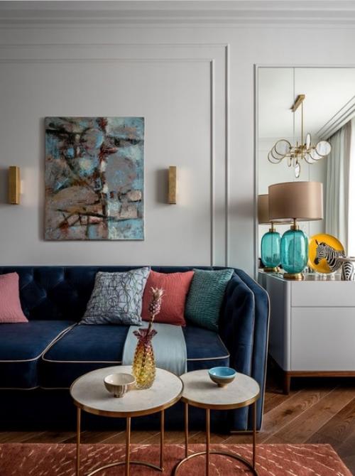 Интерьер совмещенной кухни - гостиной с отдельной столовой группой у окна. 06