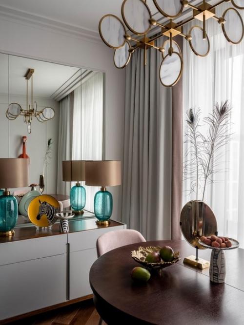 Интерьер совмещенной кухни - гостиной с отдельной столовой группой у окна. 07