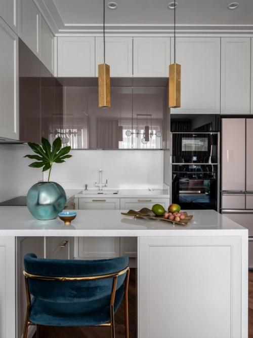 Интерьер совмещенной кухни - гостиной с отдельной столовой группой у окна. 02