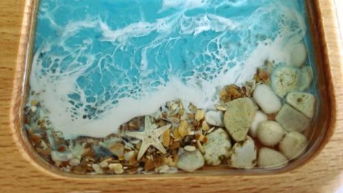 Деревянная менажница, декорированная морем из эпоксидной смолы. 05