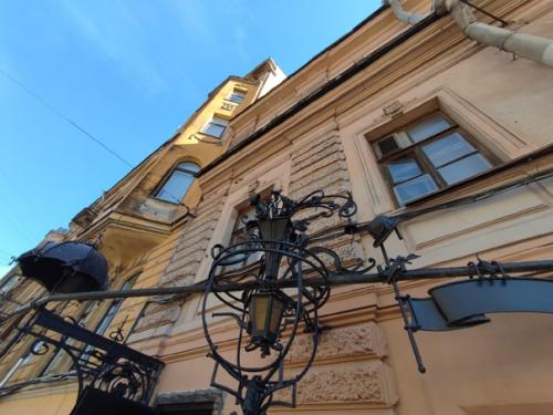 На пересечении проспекта Чернышевского и улицы Чайковского есть Чаплин - Клуб. 02