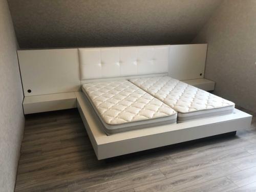 Уют и домашний комфорт в интерьере спальной комнаты преобладает. 02