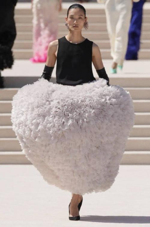 Пьерпаоло пиччоли показал свой первый кутюр для Balenciaga. 03