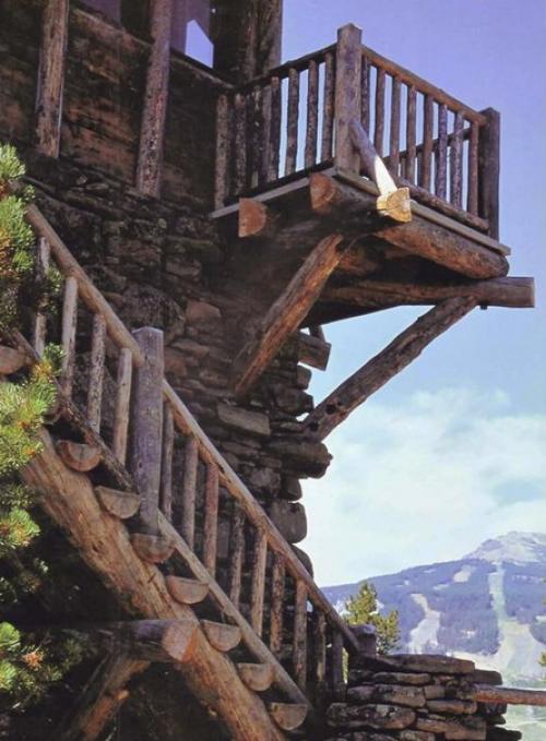 Возведенная из плоских уложенных друг на друга камней и старых бревен пожарная вышка - настоящее произведение искусства. 04