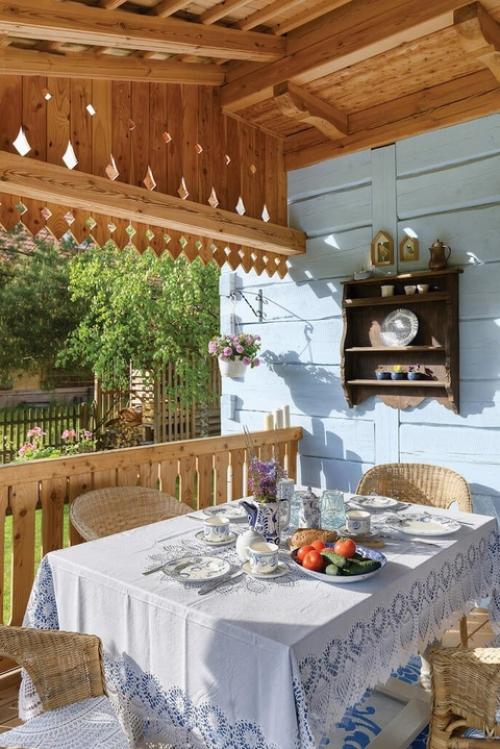 Очаровательный загородный дом в стиле кантри с большой верандой и черепичной крышей. 06