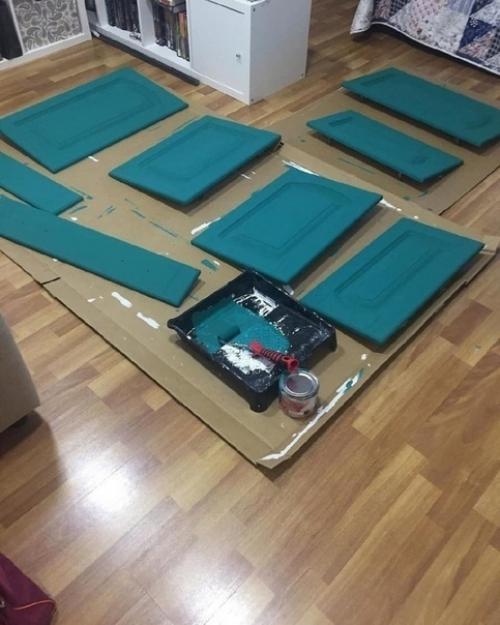 Когда кухонный гарнитур в отличном состоянии, но вот внешне уже устарел, то не обязательно его выбрасывать. 02