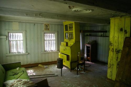 Заброшенный дом в пучуге, который со слов местных мог принадлежать одному из основателей пучужской росписи Иван чистиков, но это не точно. 02