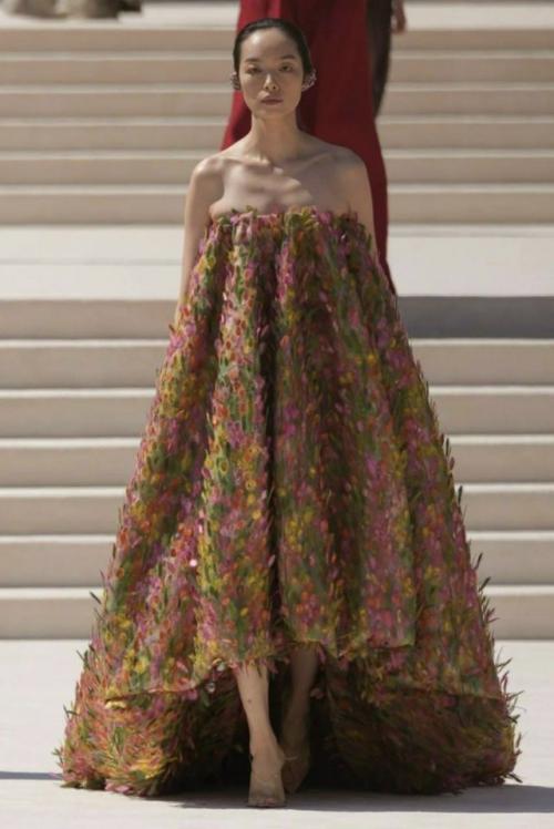 Пьерпаоло пиччоли показал свой первый кутюр для Balenciaga.
