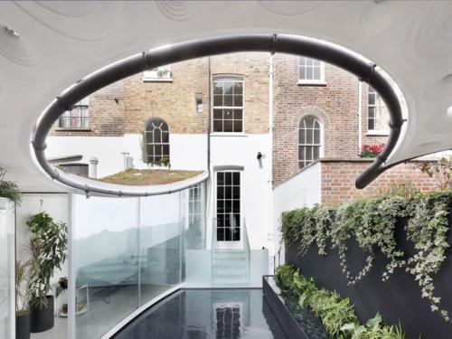 Дом с неожиданным поворотом: классика снаружи - эксперимент внутри. 01