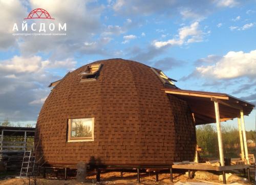 В основном купольные дома изнутри отделывают деревом. 03