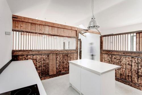 Жилой дом в здании исторической конюшни в Англии. 02