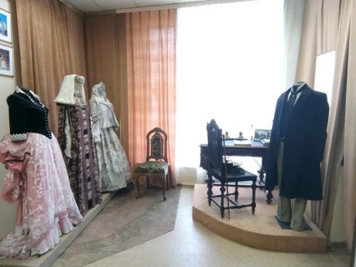 Я целенаправленно хотела посетить музей театрального костюма при костромском драматическом театре имени а. Н. Островского. 01