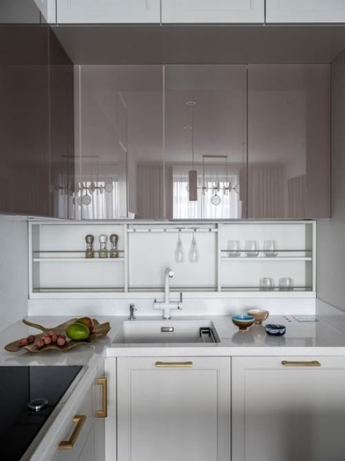 Интерьер совмещенной кухни - гостиной с отдельной столовой группой у окна. 04