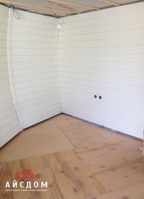 В основном купольные дома изнутри отделывают деревом. 01