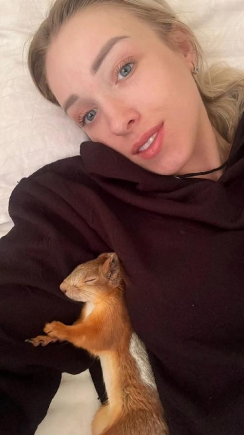 Новосибирцы спасли выпавшего бельчонка и поселили в своей квартире. 08