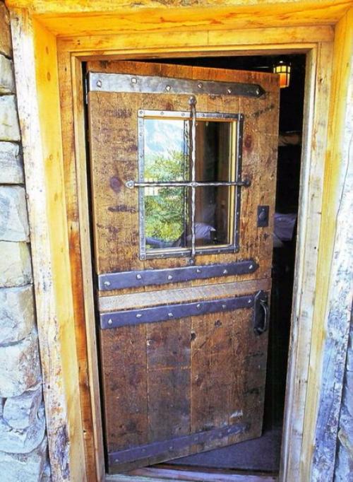 Возведенная из плоских уложенных друг на друга камней и старых бревен пожарная вышка - настоящее произведение искусства. 07