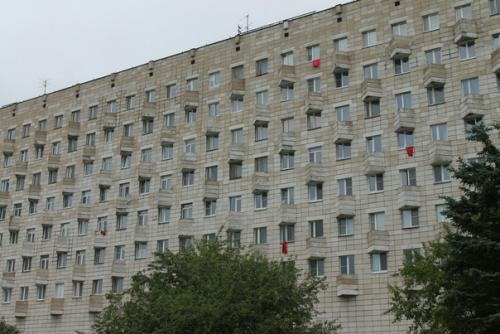 Всё чаще и чаще на улицах области можно заметить висящие из окон или с балконов отрезки красной ткани. 01