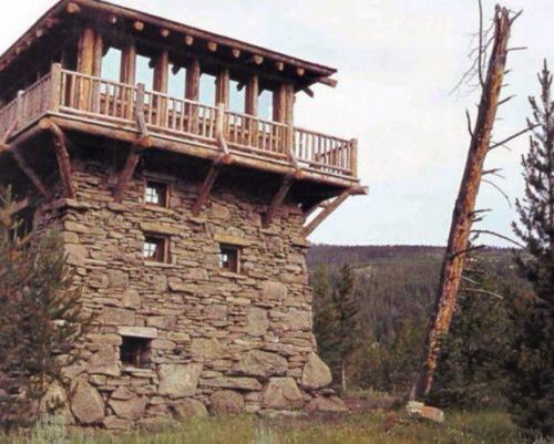 Возведенная из плоских уложенных друг на друга камней и старых бревен пожарная вышка - настоящее произведение искусства. 01