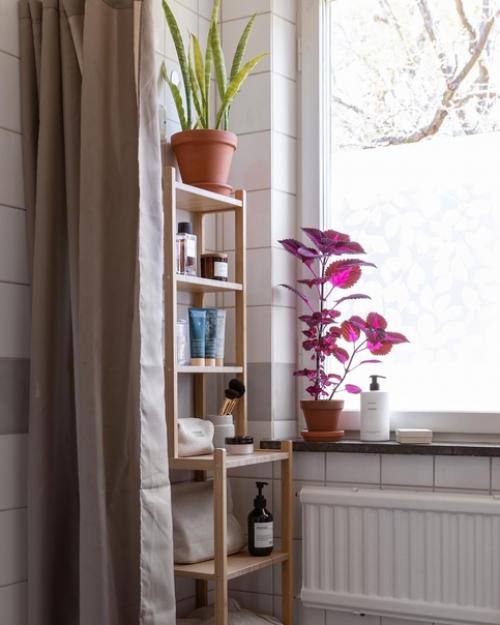 Игра цветов: скандинавский дизайн небольшой квартиры с ярким декором и растениями. 03