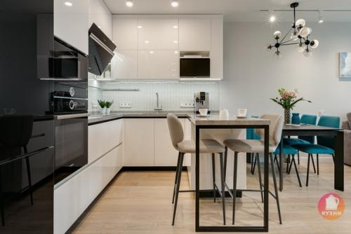 Интерьер кухни - гостиной в современном стиле в квартире площадью 70 кв. 01