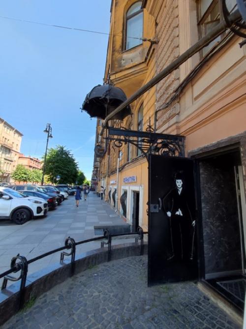 На пересечении проспекта Чернышевского и улицы Чайковского есть Чаплин - Клуб. 01