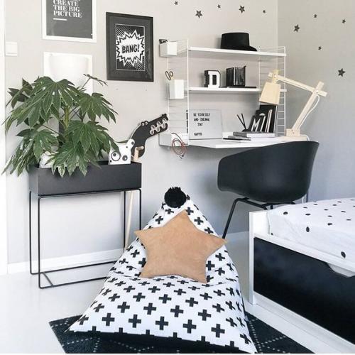 Здравствуйте!  Я в группе недавно, но уже всей душой её полюбила, часто ныряю за вдохновением, и теперь прошу помощи.