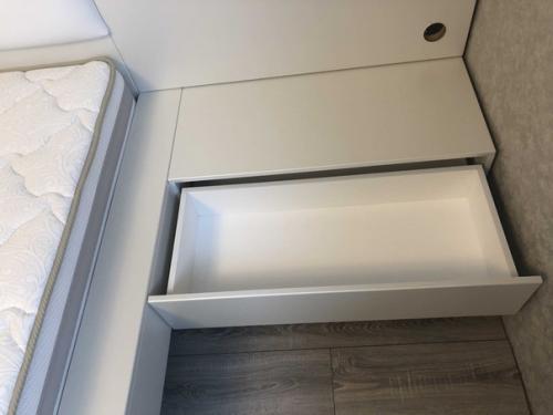 Уют и домашний комфорт в интерьере спальной комнаты преобладает. 03