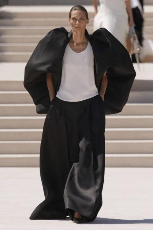Пьерпаоло пиччоли показал свой первый кутюр для Balenciaga. 02