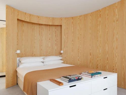 Дом с неожиданным поворотом: классика снаружи - эксперимент внутри. 06