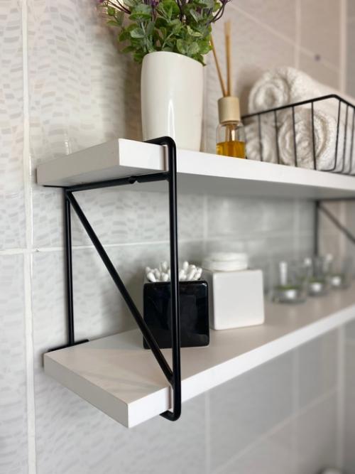 Полки из дерева - незаменимы в маленьком пространстве. 06