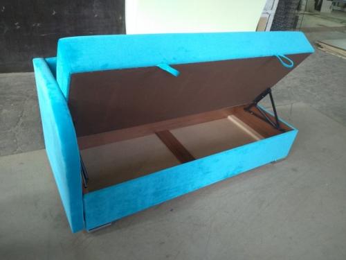 Голубой диван в интерьере пространство легкостью и чистотой наполняет. 03