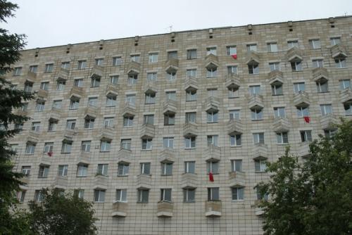 Всё чаще и чаще на улицах области можно заметить висящие из окон или с балконов отрезки красной ткани. 04