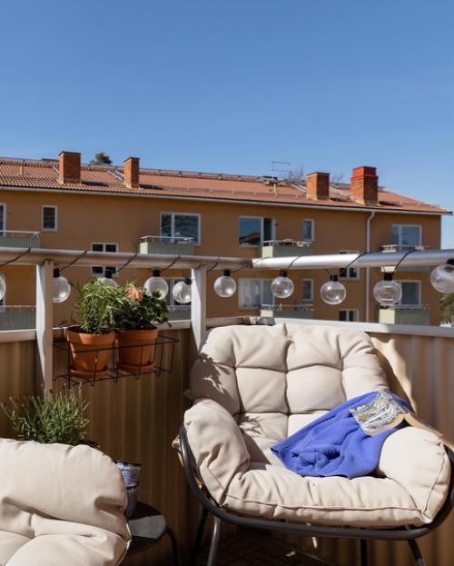 Игра цветов: скандинавский дизайн небольшой квартиры с ярким декором и растениями. 05