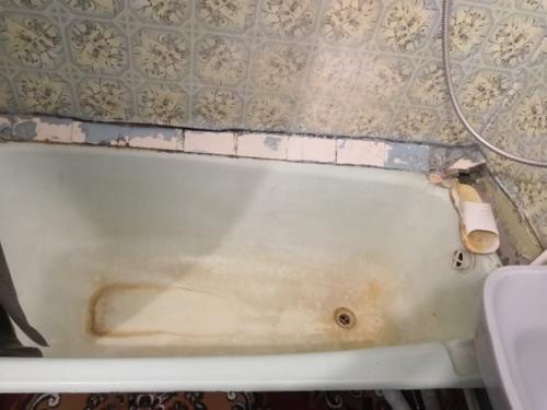 Как из старой ванной комнаты, которая уже давно не видела ремонта. 03