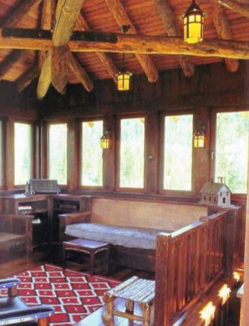 Возведенная из плоских уложенных друг на друга камней и старых бревен пожарная вышка - настоящее произведение искусства. 09