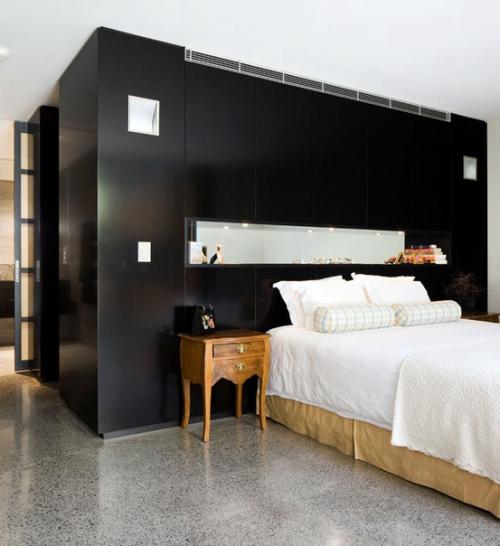 Встроенные в изголовье кровати полки. 05