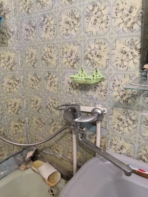 Как из старой ванной комнаты, которая уже давно не видела ремонта. 01