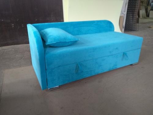 Голубой диван в интерьере пространство легкостью и чистотой наполняет. 02