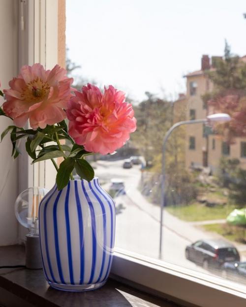 Игра цветов: скандинавский дизайн небольшой квартиры с ярким декором и растениями. 02