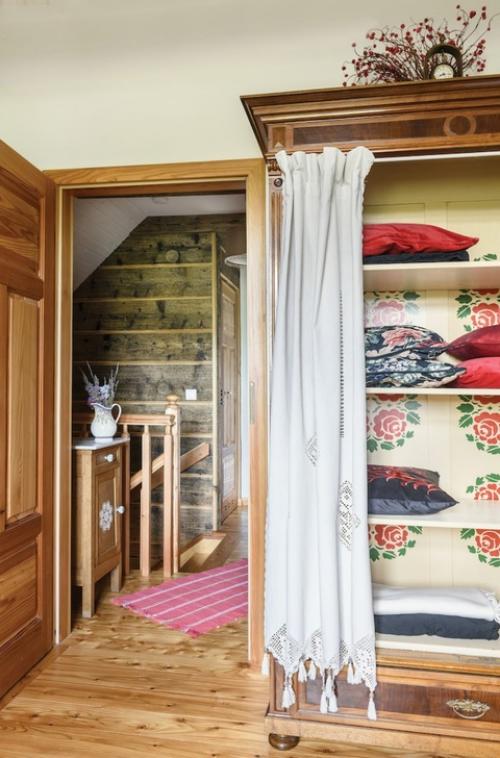 Очаровательный загородный дом в стиле кантри с большой верандой и черепичной крышей. 05