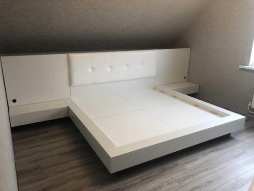 Уют и домашний комфорт в интерьере спальной комнаты преобладает. 01