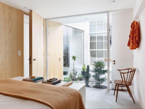 Дом с неожиданным поворотом: классика снаружи - эксперимент внутри. 05