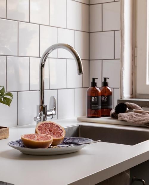 Игра цветов: скандинавский дизайн небольшой квартиры с ярким декором и растениями. 04