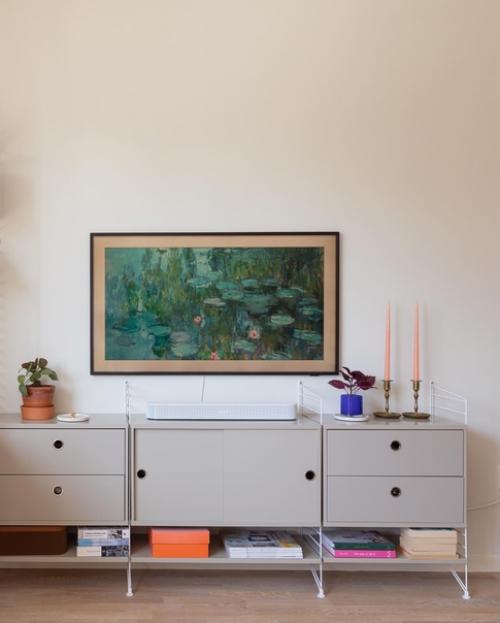 Игра цветов: скандинавский дизайн небольшой квартиры с ярким декором и растениями. 08