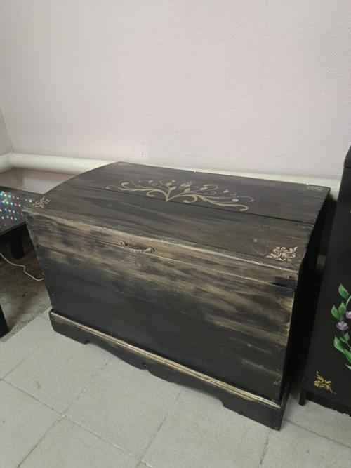 Это наш первый отреставрированный сундук. 03