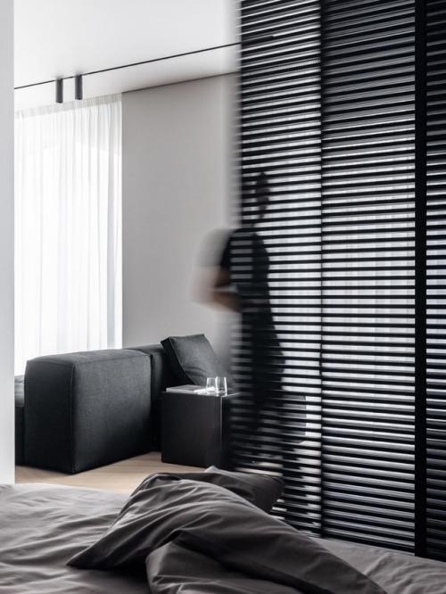 Чёрно-белый интерьер с характером: минимализм и металл в 65 м. 07