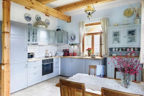 Очаровательный загородный дом в стиле кантри с большой верандой и черепичной крышей. 01